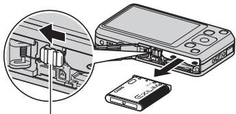 CASIO Z800 - Ouvrez le couvercle de batterie et retirez la batterie actuelle. - 1