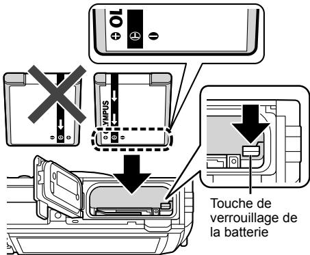 OLYMPUS TG-5 - Insérez la batterie tout en faisant glisser la touche de verrouillage de la batterie dans le sens de la flèche. - 1