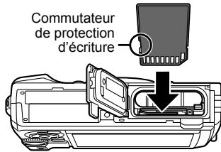 OLYMPUS TG-5 - Insérez la carte bien droit jusqu'à ce qu'elle se mette en place avec un léger bruit sec. - 1