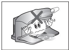 SAMSUNG SR8732 - Assurez-vous qu'il n'y ait aucune trace de liquide sur la station de recharge. - 1