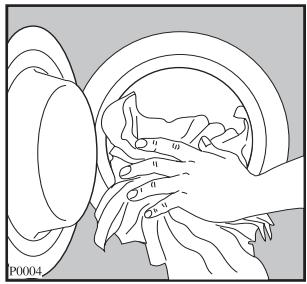 FAURE FWF 380 - Chargement du linge - 1