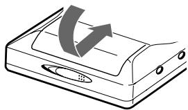SONY R500 - Insertion d'une pile sèche alcaline. - 3