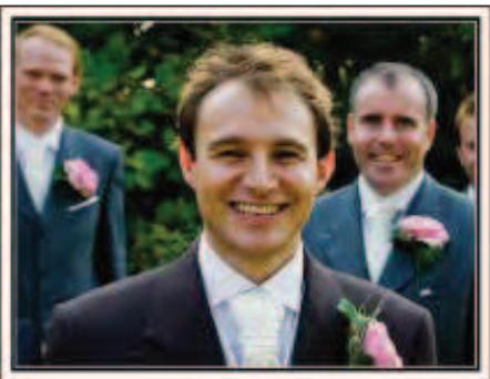 VC GZ-E205WEU - Composer l'image avec le futur époux à l'avant et les invitations au fond - 1