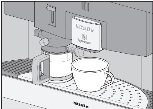 MIELE CVA 6431 INOX - Préparation de mousse de lait dans la tasse - 1