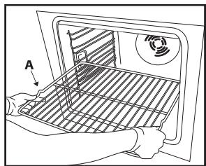 HITCHENAID KOHSP60601 - INTRODUCTION DE GRILLES ET AUTRES ACCESSOIRES À L'INTERIEUR DU FOUR - 1