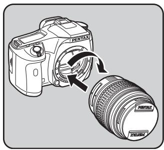 PENTAX K200D+18-55+50-200 - Alignez le repere de la monture de l'objectif (points rouges) sur le boitier et l'objectif puis tournez l'objectif dans le sens horaire jusqu'à ce qu'il s'enclenche en position. - 1