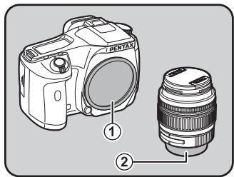 PENTAX K200D+18-55+50-200 - Retirez les caches de la monture du boîtier (1) et de la monture de l'objet (2). - 1