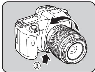 PENTAX K200D+18-55+50-200 - Alignez le repere de la monture de l'objectif (points rouges) sur le boitier et l'objectif puis tournez l'objectif dans le sens horaire jusqu'à ce qu'il s'enclenche en position. - 4