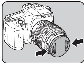 PENTAX K200D+18-55+50-200 - Alignez le repere de la monture de l'objectif (points rouges) sur le boitier et l'objectif puis tournez l'objectif dans le sens horaire jusqu'à ce qu'il s'enclenche en position. - 3