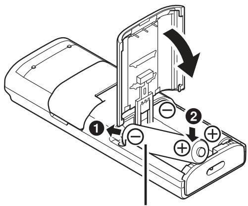 OLYMPUS VN-733+ME-52 - Insérez une pile AAA en positionnant correctement les bornes positive et négative. Pour fermer le logement de la pile, faites glisser le couvercle. - 1