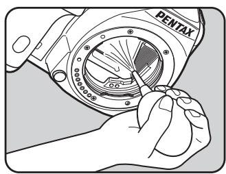 PENTAX K-500 - Retrait de la poussière à l'aide d'une sufflette - 4