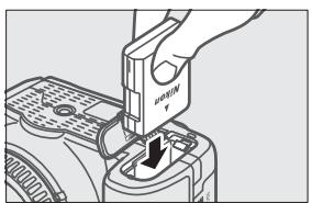 NIKON PACK FD D5300+18-140VR - Insérer l'accumulateur et la carte mémoire (10). - 1