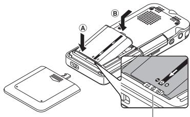 OLYMPUS DM-901 - Insertion de la pile - 3