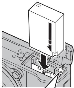 FUJIFILM RiT X-A5+15-45MM - Insérez la batterie. - 2