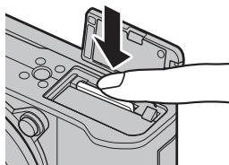 FUJIFILM RiT X-A5+15-45MM - Retrait de la batterie et de la carte mémoire - 3