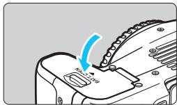 CANON 800D - Insérez la batterie. Insérez l'extremité - 1
