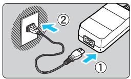 CANON 800D - Insérez la fiche du coupleur secteur. - 1