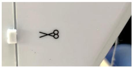 THOMSON CREATION TH20SW - Tirez doucement le tissu pour le retirer du dessous du mecanisme de la machine et coupez l'excedent de fil avec le coupe-fil. - 1