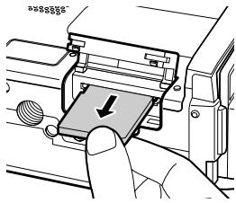 HITACHI DZ-MV730ME - Insertion et retrait de la carte - 3