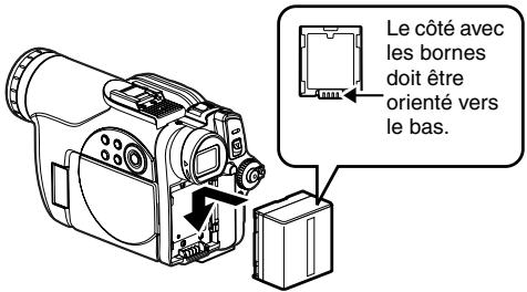 HITACHI DZ-MV730ME - INSTALLATION DE LA BATTERIE SUR LE CAMÉSCOPE DVD - 1