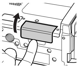 HITACHI DZ-MV730ME - Insertion et retrait de la carte - 1