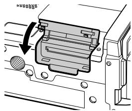 HITACHI DZ-MV730ME - Insertion et retrait de la carte - 6