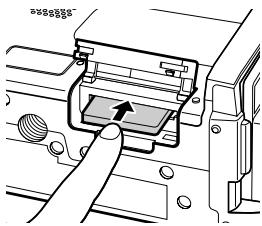 HITACHI DZ-MV730ME - Insertion et retrait de la carte - 5