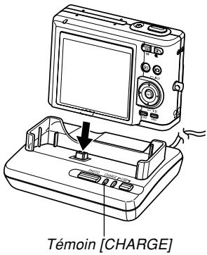 CASIO EX-257 - Posez l'appareil photo sur la station USB. - 1