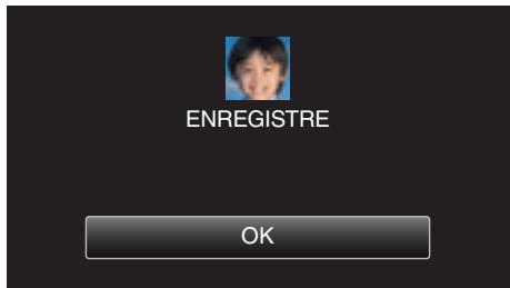 VC GZ-E200 BLACK - Faites pivoter le visage lentement dans les quatre directions pour enregistrer l'information du visage. - 6