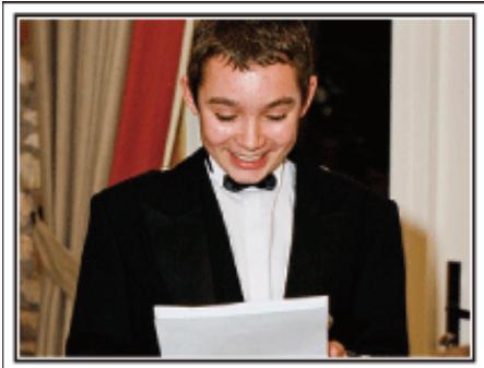 VC GZ-E200 BLACK - Réglez la prise de vue de la hauteur de l'ceil à la hauteur de la poitrine - 1