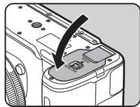 PENTAX KS-2+18-50mm+FT+860 - Placez la marque sur la batterie face à l'extérieur de l'appareil, puis insérez la batterie jusqu'à ce qu'elle se verrouille en place. - 2