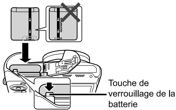 OLYMPUS SZ-16 - Insertion et retrait de la batterie et de la carte (disponible dans le commerce) - 2