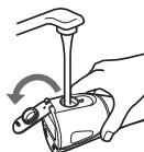 PANASONIC EW1411H845 - Ouvrez le couvercle du réservoir d'eau, maintainir à niveau l'appareil principal et replir le réservoir d'eau. - 1