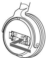 TOSHIBA MDR-RF800RK - Insérez les piles rechargeables nickel-hydrure métallique fournies dans le logement des piles en faisant correspondre les bornes ^+ des piles aux repères ^+ du logement. - 1