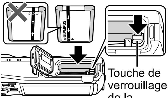 OLYMPUS TG-3 - Insertion et retrait de la batterie et de la carte - 2