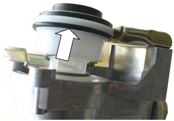 AMAZONE UX 11201 Super Pulvérisateur remorque avec pack Confort CP - Nettoyer le filtré de la conduite d'air comprimé au niveau de la tête d'accoupling - 3