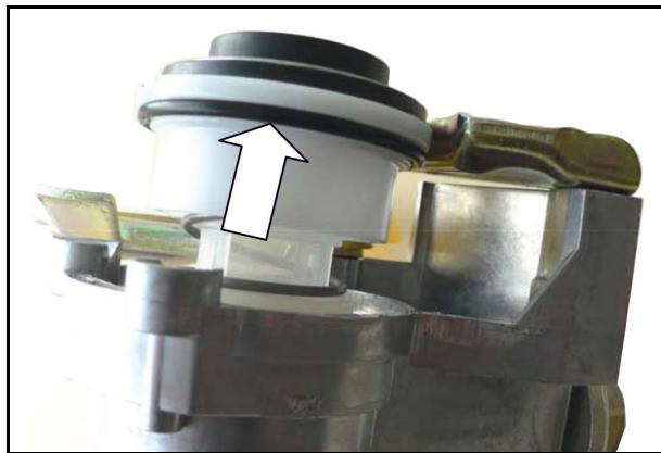 AMAZONE UX 8601 Super - Nettoyer le filtré de la conduite d'air comprimé au niveau de la tête d'accoupling - 3