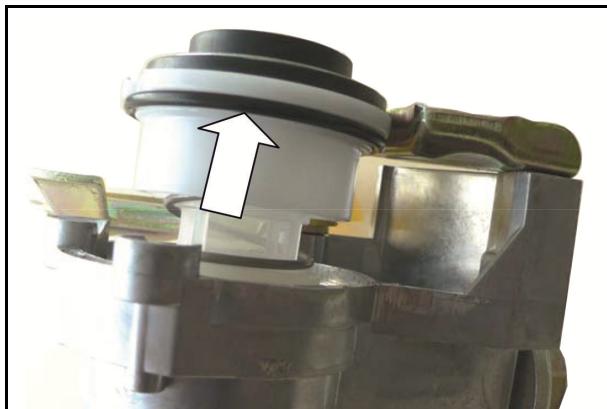 AMAZONE Catros+ 7003-2TX - Nettoyer le filtré de la conduite d'air compré au niveau de la tête d'accoupling - 3