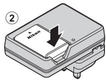 NIKON COOLPIX P7700 - Tout en appuyant sur l'accumulateur (①), inséréz-le dans le chargeur d'accumulateur (②). - 2