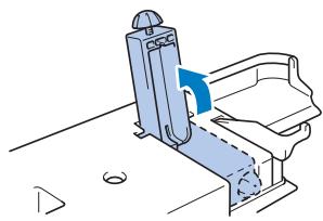 BROTHER INNOVIS 15 - Dépliez les pieds en dessous de la table large. Dépliez les quatre pieds jusqu'à ce qu'ils se mettent en place. - 1