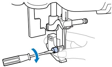 BROTHER INNOVIS 15 - Maintenez le support de pied-de-biche de la main droite, puis vissez-le - 1