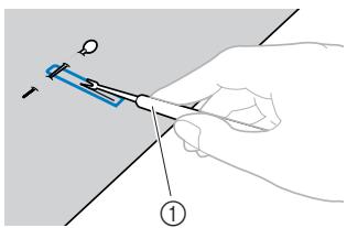 BROTHER INNOVIS 15 - Utilisez le découd-vite fourni pour couper en direction de l'épingle et ouvrir la boutonnière. - 1