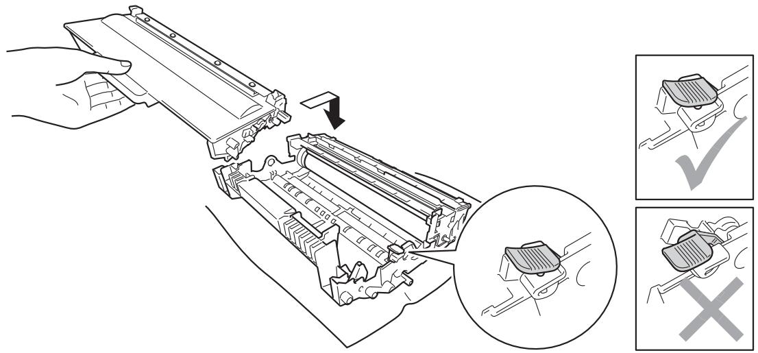 BROTHER HL-5450DN - Abaissez le levier de verrouillage vert et sortez la cartouche de toner du tambour. - 6