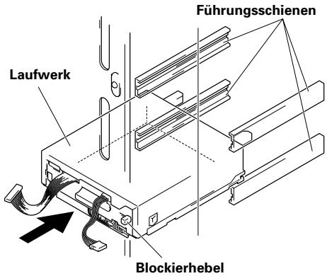 PIONEER DVD-R7783 - Setzen Sie das Laufwerk auf die Führungsschienen des Wechslers, und schieben Sie das Laufwerk hinein, bis der Blockierhebel des Laufwerks einrastet. Möglicherweise hören Sie ein Klickgeräusch. - 1
