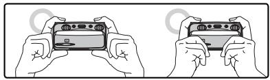 FUJIFILM FINEPIX REAL 3D W3 - Comment tenir l'appareil photo - 1