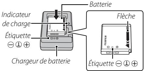 FUJIFILM F300EXR - Placez la batterie dans le chargeur. - 1