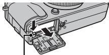 FUJIFILM X-PRO1 - Retrait de la batterie et de la carte mémoire - 1
