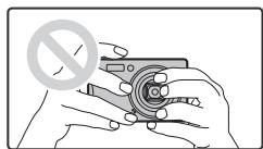 FUJIFILM FINEPIX F80EXR - Comment tenir l'appareil photo - 2
