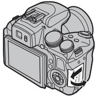 FUJIFILM FINEPIX HS30EXR - Ouvrez le cache-fente pour la carte mémoire. - 2