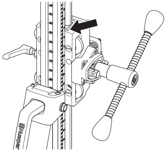 HUSQVARNA DM S240 - Adjusting the feed housing - 2